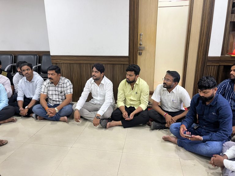 नोंदणी महानिरीक्षक रविंद्र बिनवडेंना यांच्या कार्यालयात स्वाभिमानी ब्रिगेडचे ठिय्या आंदोलन