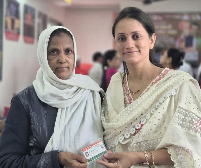 मुख्यमंत्री देवेंद्र फडणवीस यांच्या वाढदिवसानिमित्त मा. नगरसेविका अर्चना पाटील यांच्या वतीने हेल्थ कार्ड वाटप