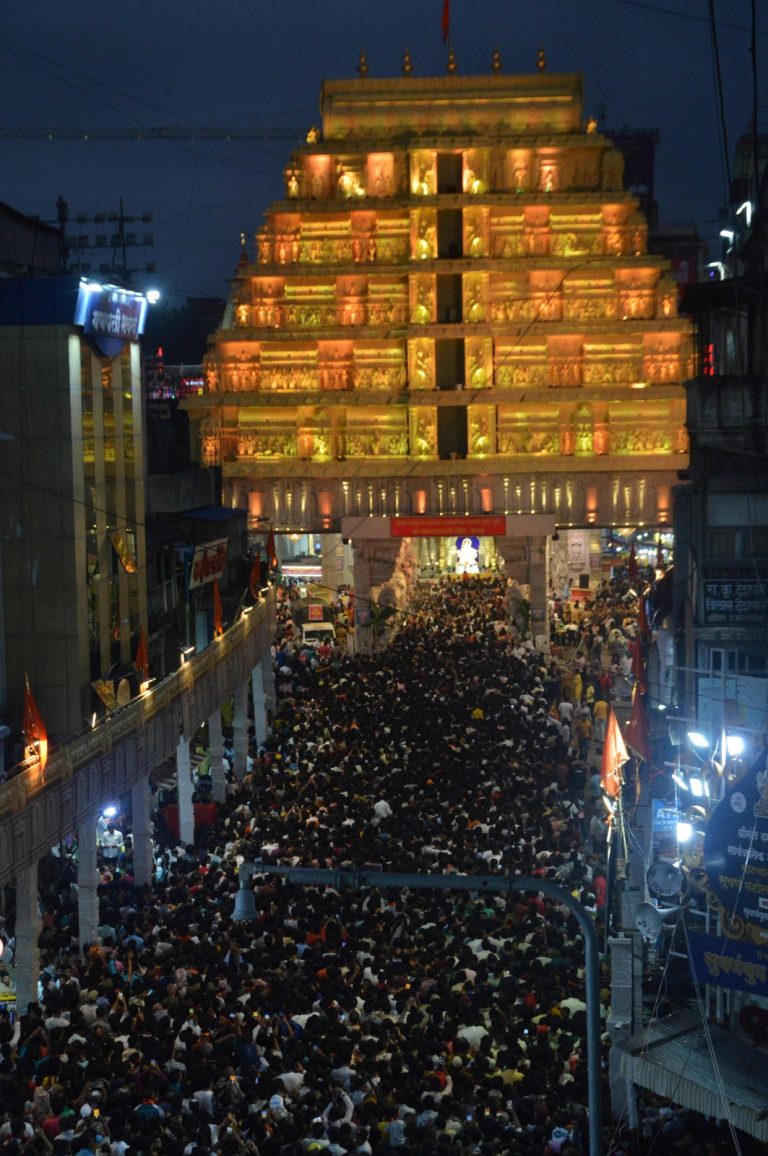 ‘दगडूशेठ’ च्या श्री पद्मनाभ स्वामी मंदिर सजावटीच्या विद्युतरोषणाईचे उद्घाटन