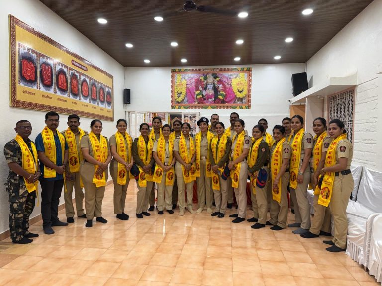 सुखसागरनगर येथील अंबा माता मंदिरात पोलिस अधिकाऱ्यांच्या हस्ते देवीची आरती