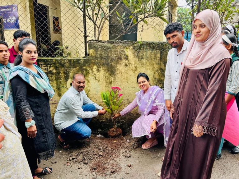 पंतप्रधान नरेंद्र मोदी यांच्या वाढदिवसानिमित्त न्यू एंजल स्कूलतर्फे वृक्षारोपण