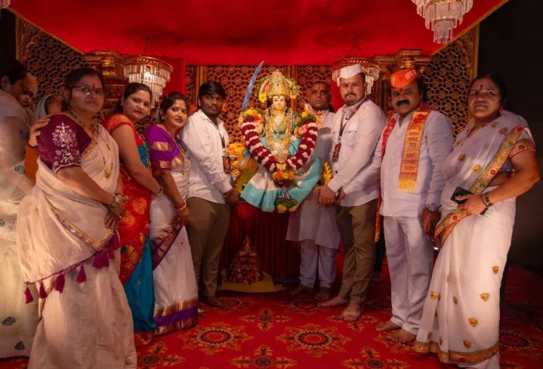 आई तुळजाभवानी प्रतिष्ठानतर्फे नवरात्र उत्सवात रास दांडियाला उत्साहपूर्ण सुरुवात