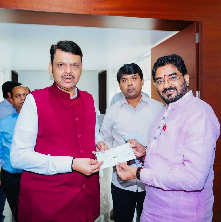 ओल्या दुष्काळग्रस्तांसाठी आमदार योगेश टिळेकरांची मदत; मुख्यमंत्री सहाय्यता निधीस सात लाख ऐंशी हजारांचा धनादेश