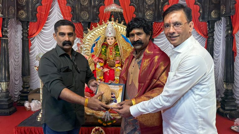 सोमवार पेठेतील नवरात्र महोत्सवाला सभागृहनेते गणेश बिडकर व अभिनेता प्रविण तरडे यांच्या उपस्थितीने उत्साह
