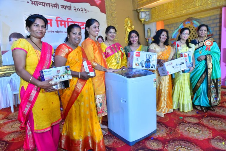 पुणे नवरात्रौ महिला महोत्सवात ‘होम मिनिस्टर’ स्पर्धेत महिलांचा उत्स्फूर्त सहभाग