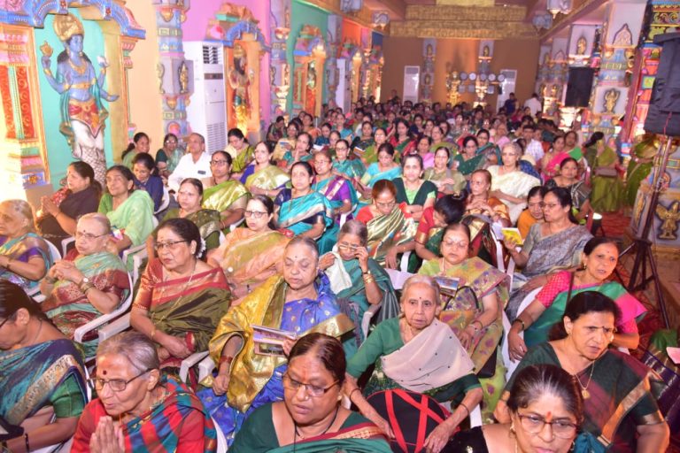 500 महिलांनी केले  श्री लक्ष्मी माता मंदिरात श्री सूक्त व सहस्त्र विष्णुनामाचे सामूहिक पठण