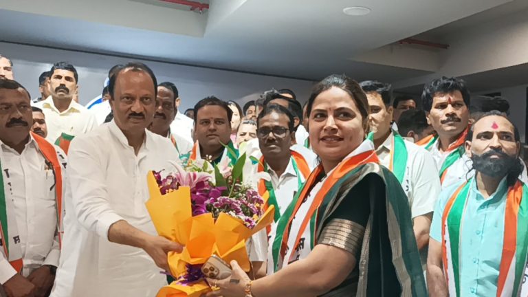 राष्ट्रवादी शरद पवार गटाच्या स्वाती चिटणीस आता अजित पवार गटात