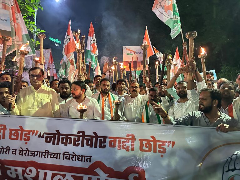 मशाल मोर्चातून महाराष्ट्र युवक काँग्रेसचा ज्वालामुखी उद्रेक – मतदान चोरी आणि बेरोजगारीविरोधात सरकारला इशारा!