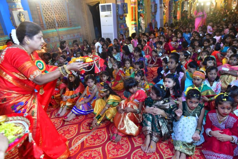 पुणे नवरात्रौ महिला महोत्सवात कन्यापूजानात १००० कन्या सहभागी