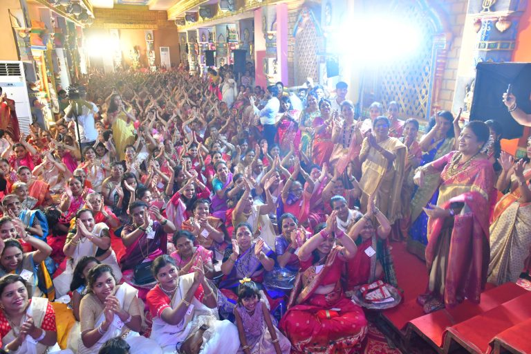 भव्य महिला महाआरतीने उजळला पुणे नवरात्रौ महोत्सवाचा सांगता सोहळा