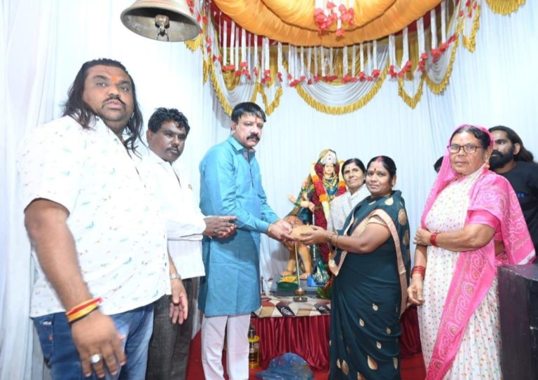 श्रीनाथ भिमले यांनी घेतले प्रेमनगर-आंबेडकर नगर परिसरात देवीचे दर्शन