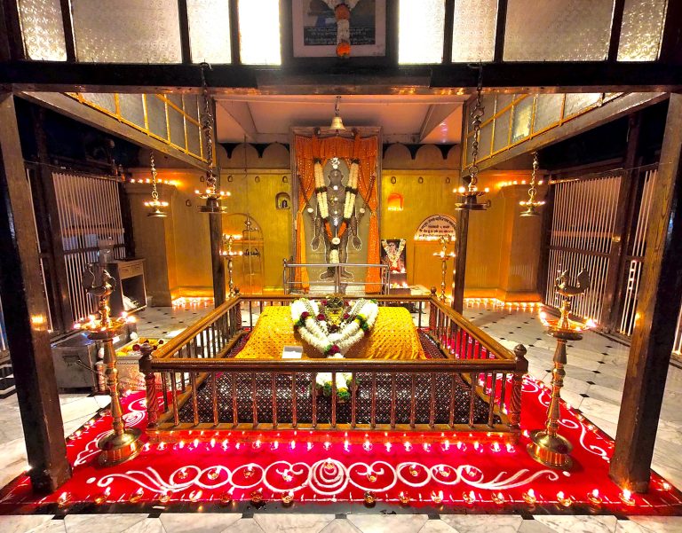 श्री सद्गुरू जंगली महाराज देवस्थान येथे भव्य दीपोत्सव सोहळा