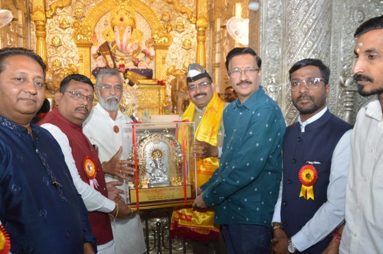 कारगिल युद्धातील परमवीर चक्र विजेते कॅप्टन योगेंद्र सिंह यादव यांनी घेतले ‘दगडूशेठ’ गणपतीचे दर्शन