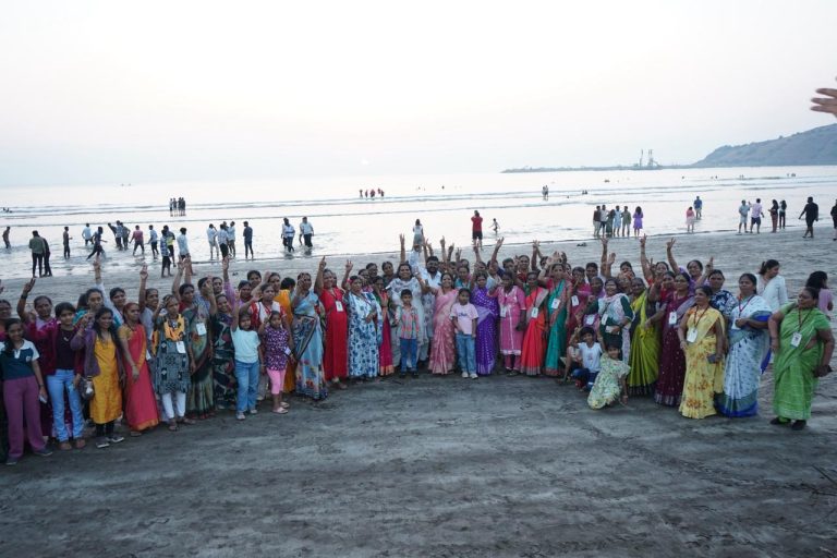 प्रभाग २८ मधील महिलांना आनंदाची भेट; गदादे कुटुंबाच्या पुढाकारातून हरिहरेश्वर, श्रीवर्धन सहल