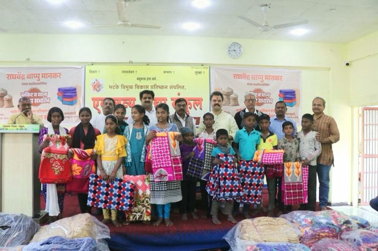 एकलव्य विद्या संकुलास राघवेंद्र बाप्पु मानकर मित्र परिवाराकडून मदतीचा हात