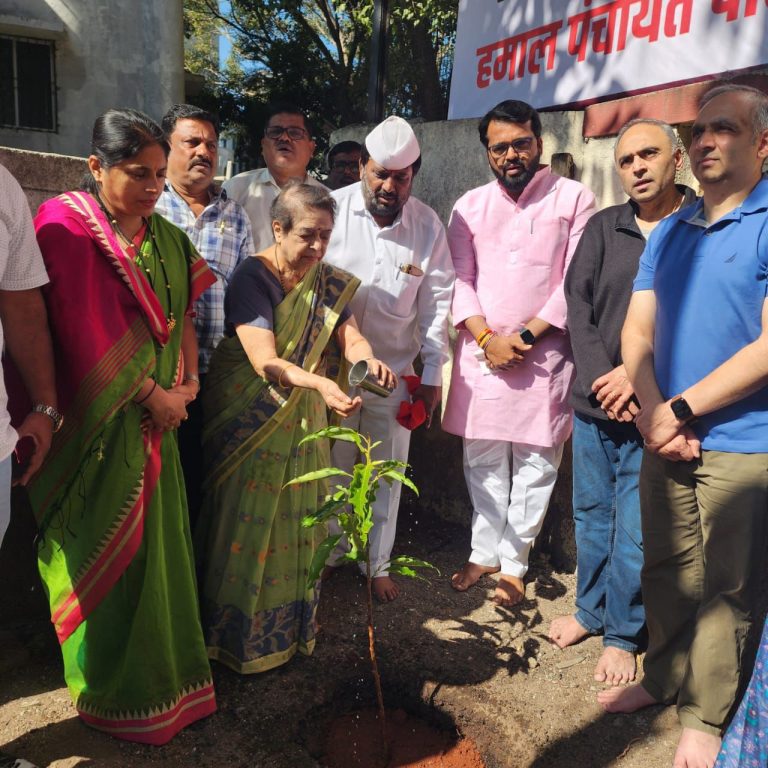बाबांच्या अस्थींचे अनोखे विसर्जन; हमाल भवन बाहेर लावले चाफ्याचे झाड