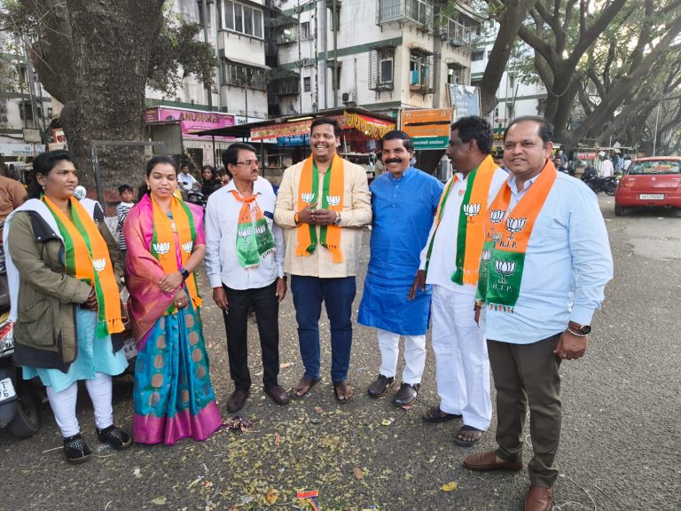 नगरपरिषद –नगरपंचायत निवडणुकांत भाजपाला यश; प्रभाग २१ मध्ये लाडू वाटप