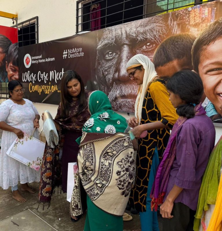 वृद्धाश्रमातील आजीबाईंचेही दणक्यात ‘थर्टी फर्स्ट’; मधुरा गेठेंनी भरविलेला ‘माहेरवाशीण’ सोहळा आजीबाईंनी फुलवला