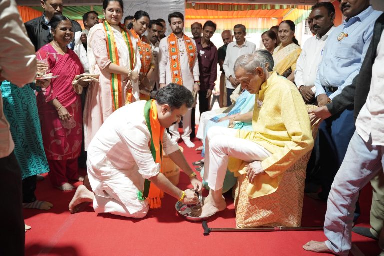 ज्येष्ठ कार्यकर्त्यांच्या पाद्यपूजन सोहळ्याने निवडणूक कचेरीचे अनोखे उद्घाटन