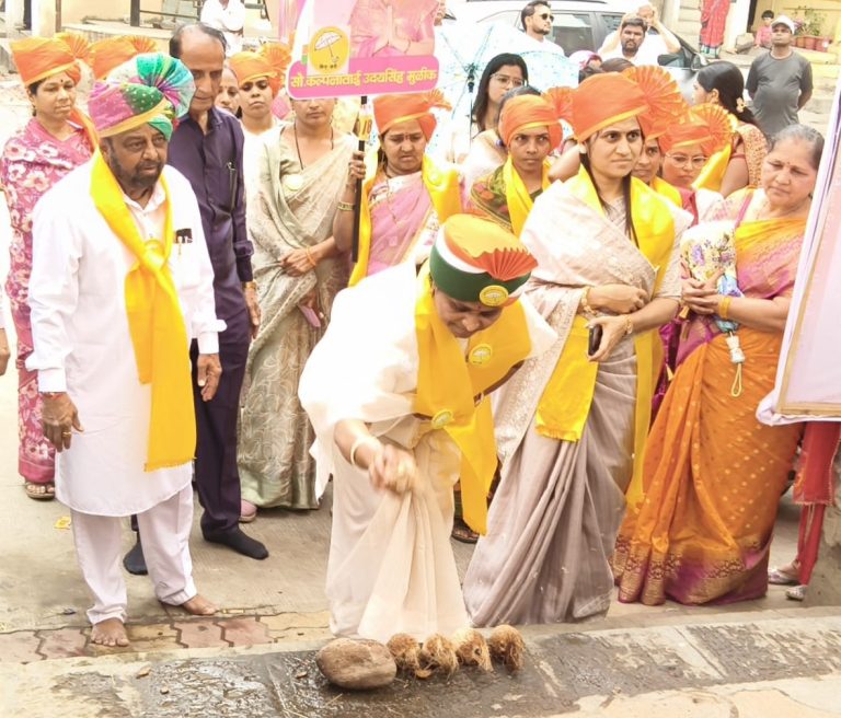 छत्री निशाणावर अपक्ष उमेदवार कल्पना मुळीक यांनी फोडला प्रचाराचा नारळ