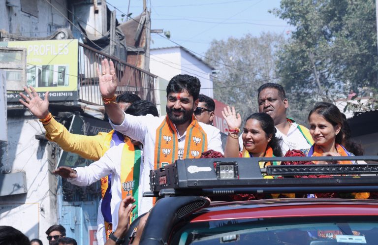 पुण्यात मुरलीधर मोहोळ यांच्या प्रचाराचा धडाका; तब्बल १०९ उमेदवारांच्या प्रचारात मोहोळ प्रत्यक्ष सहभागी