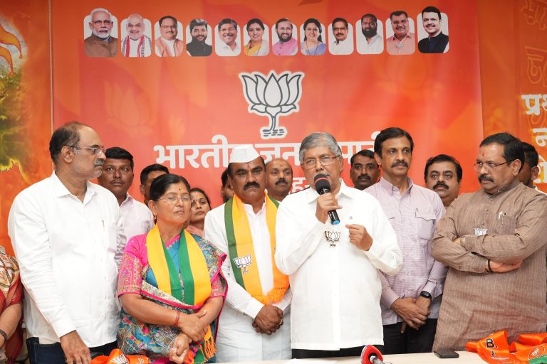 पुणे उत्तर मध्ये राष्ट्रवादी कॉंग्रेसला खिंडार; शिरुरच्या माजी आमदारांच्या कुटुंबियांचा असंख्य कार्यकर्त्यांसह भाजपमध्ये प्रवेश