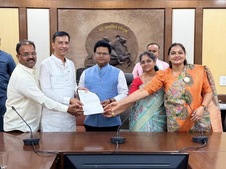 विजयाचा गुलाल उधळला, आता विकासकामांची घौडदौड सुरू! गणेश बिडकरांनी घेतली महापालिका आयुक्तांची भेट