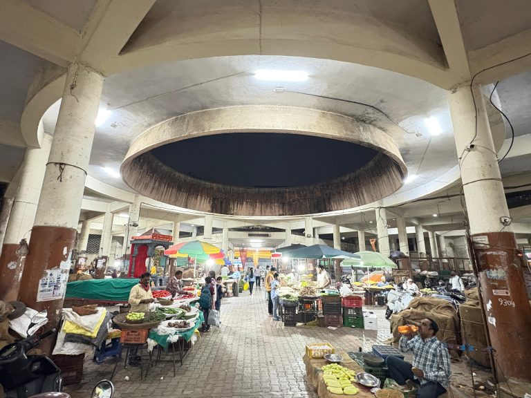 मंडई उजळली; नव्या विद्युत दिव्यांची सोय बाप्पु मानकर यांच्याकडून तीन दिवसात नव्या प्रकाश व्यवस्थेची सोय