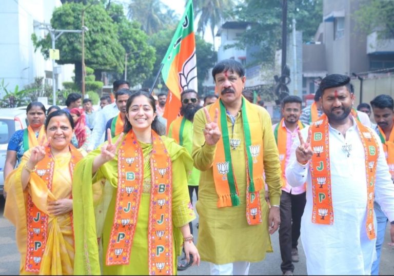 विकासाचा संकल्प करून प्रभाग २१ च्या भाजपच्या उमेदवारांची प्रचार रॅली