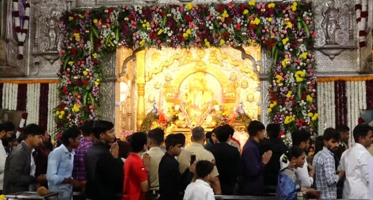 श्रीमंत दगडूशेठ गणपतीच्या दर्शनाला पहाटेपासूनच गर्दी
