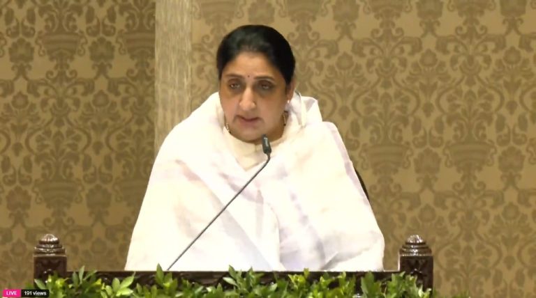 मी सुनेत्रा अजित पवार…, सुनेत्रा पवारांनी घेतली शपथ, महाराष्ट्राच्या पहिल्या महिला उपमुख्यमंत्री