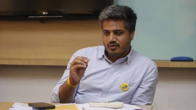 ‘दादा एकटे पडल्यासारखे दिसत होते – रोहित पवार