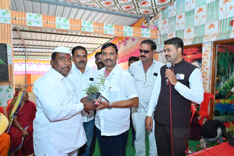 लग्न समारंभात पुस्तके आणि रोपटे देऊन मान्यवरांचा सत्कार; एक अनोखा सामजिक उपक्रम