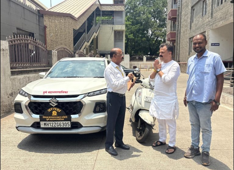 अध्यक्षपदाची गाडी नाकारून बचतीचा निधी विद्यार्थ्यांच्या शिक्षणासाठी देण्याचा बाप्पू मानकर यांचा आदर्श निर्णय