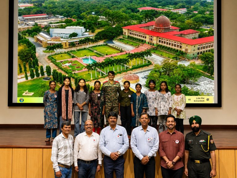 आम्ही पण लष्करात जाऊन देशसेवा करणार”; आत्महत्याग्रस्त शेतकऱ्यांच्या मुलांची एनडीए भेट ठरली भावनिक