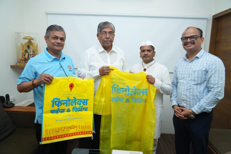 फिनोलेक्सकडून वारकऱ्यांच्या सेवेसाठी ३ लाख बॅग, ५० हजार रेनकोट; सेवाभावी उपक्रमाचे मंत्री चंद्रकांत पाटील यांच्या हस्ते उद्घाटन