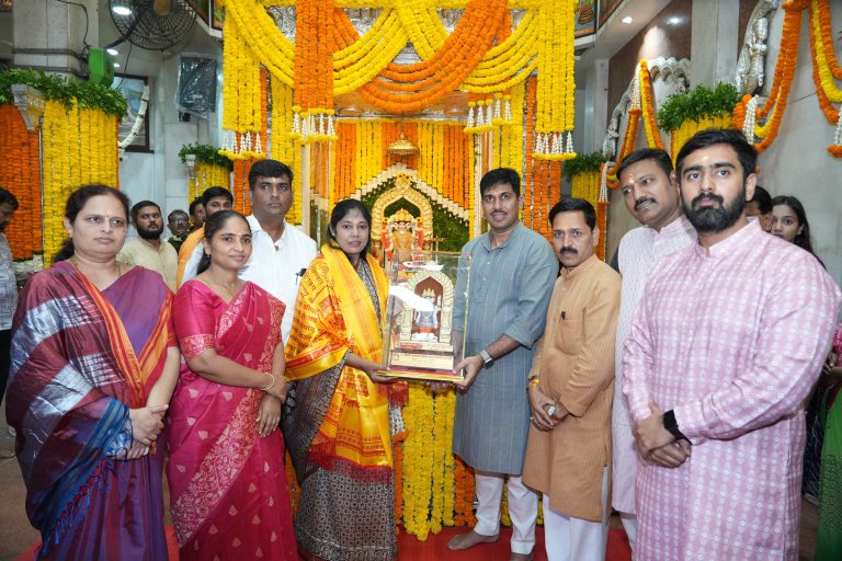 कै. श्रीमती लक्ष्मीबाई दगडूशेठ हलवाई दत्त मंदिराच्या वर्धापन दिनी  महापौर आणि पोलिस आयुक्तांच्या हस्ते महाआरती
