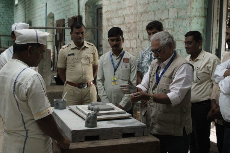 त्यांच्या ही हातातून साकारतोय बाप्पा….