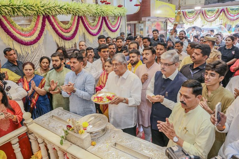 आमदार चंद्रकांतदादा पाटील यांच्या हस्ते कै. श्रीमती लक्ष्मीबाई दगडूशेठ हलवाई दत्त मंदिरात दत्तगुरूंची आरती
