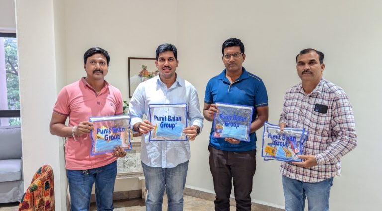 ‘पुनीत बालन ग्रुप’कडून आषाढी वारीतील पोलिसांना ९ हजार जीवनावश्यक वस्तूंचे किट