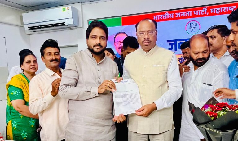 कलम १५५ गैरवापरप्रकरणी निलंबित अधिकाऱ्यांवर फौजदारी गुन्हे दाखल करा; रोहन सुरवसे पाटील यांची महसूल मंत्र्यांकडे मागणी