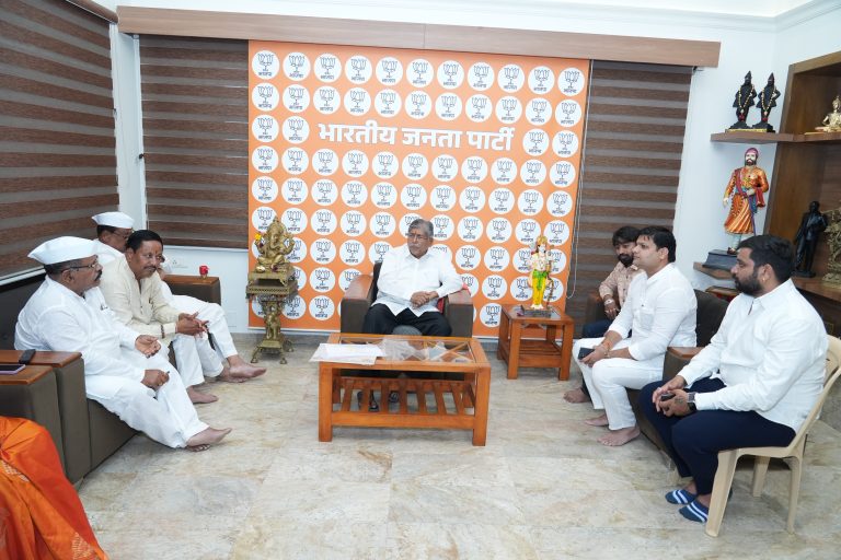म्हाळुंगे गावातील रस्ता व ड्रेनेजच्या कामांना गती; ना. चंद्रकांतदादा पाटील यांच्यासोबत म्हाळुंगे गावच्या शिष्टमंडळाची चर्चा