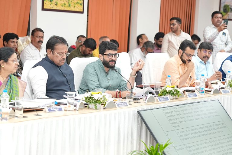 ‘पुणे विभागातील रेल्वेच्या विकासकामांना गती द्या’ ; केंद्रीय मंत्री मुरलीधर मोहोळ यांची सूचना
