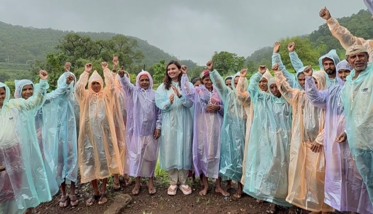 कोसळणाऱ्या पावसात, गुडघाभर चिखलात, महिला शेतकऱ्यांचा ‘फ्रेंडशिप डे’ जोरात!