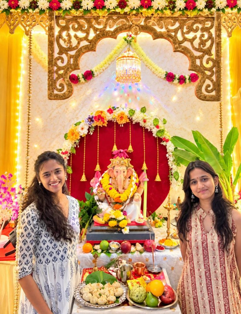 प्रार्थना आणि सृष्टीच्या कल्पकतेतून साकारली सुंदर गणपती सजावट