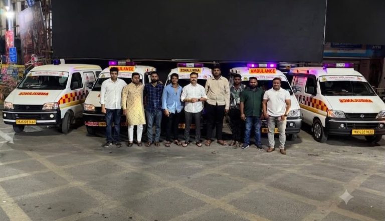 विसर्जन मिरवणुकीत राघवेंद्र बाप्पु मानकर मेडिकल फाउंडेशनच्या वतीने रुग्णवाहिकांची सुविधा