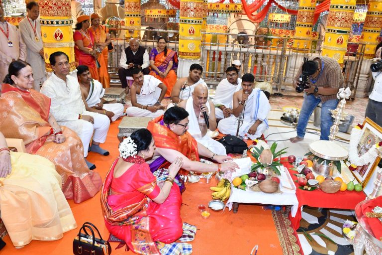 सारसबागेसमोरील श्री महालक्ष्मी मंदिरात पारंपरिक पद्धतीने घटस्थापना