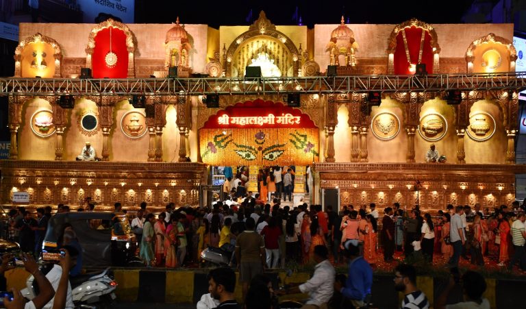श्री महालक्ष्मी मंदिरातील ‘शृंगार’ या संकल्पनेवरील सजावट व विद्युतरोषणाईचे उद्घाटन