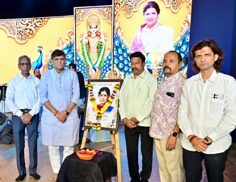 पुणे नवरात्रौ महोत्सवात रसिकांनी अनुभवली  बर्मन पितापुत्रांची सांगीतिक जादू अभिनेत्री मधू कांबीकर यांना श्रद्धांजली अर्पण