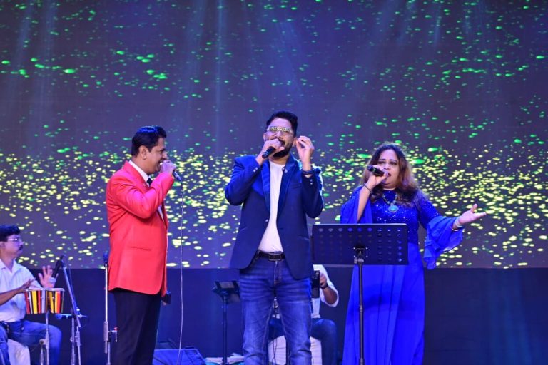 पुणे नवरात्रौ महोत्सवात मराठी-हिंदी चित्रपटगीतांची रंगली बेधुंद मैफल
